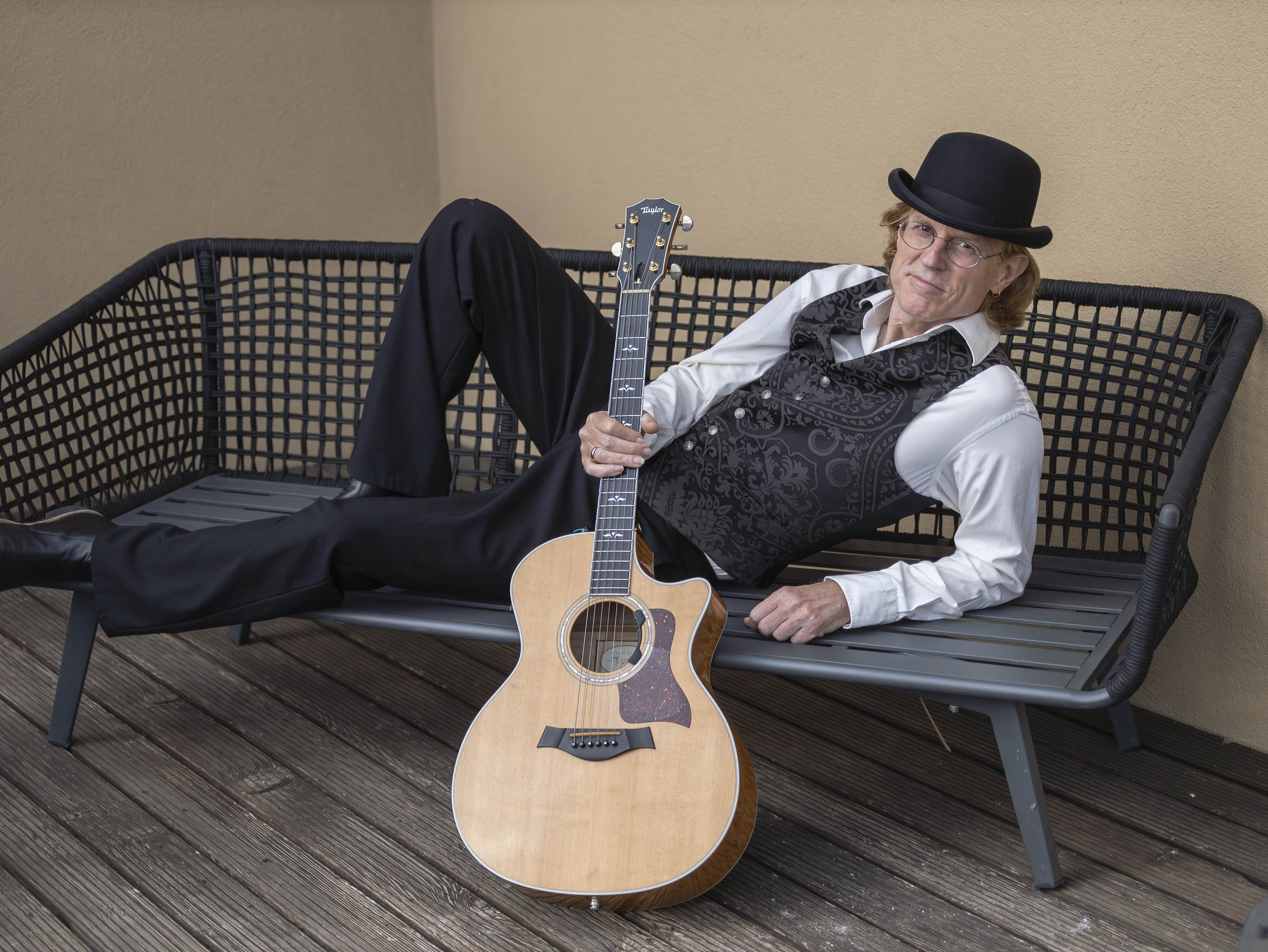 Chris Molisch – guitar & vocals